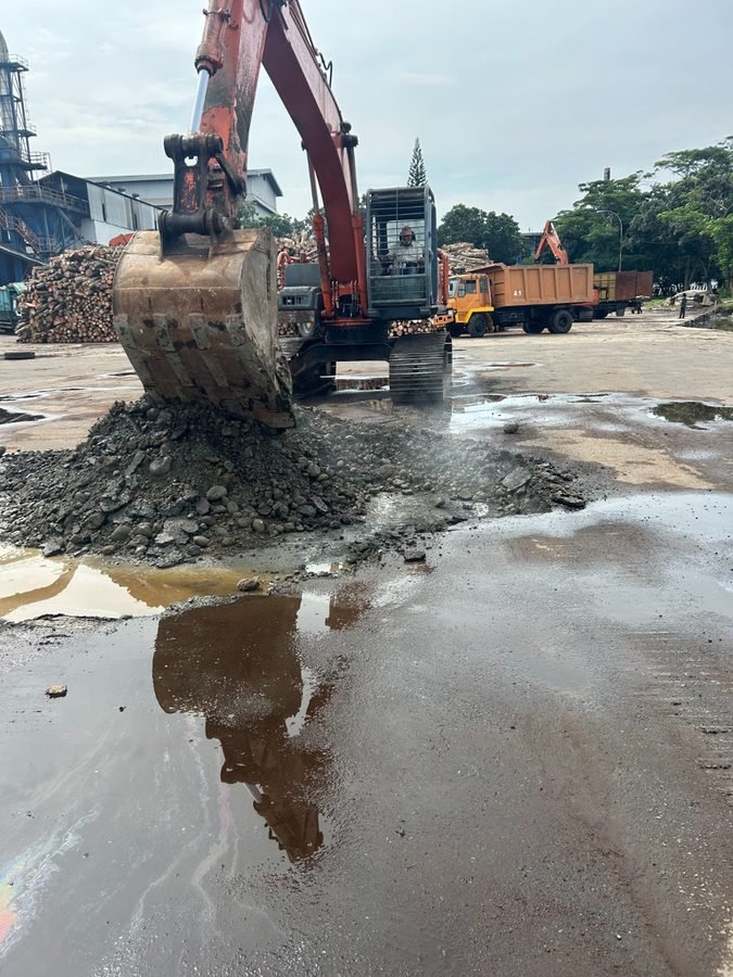 Penggalian lahan sebelum pengaspalan