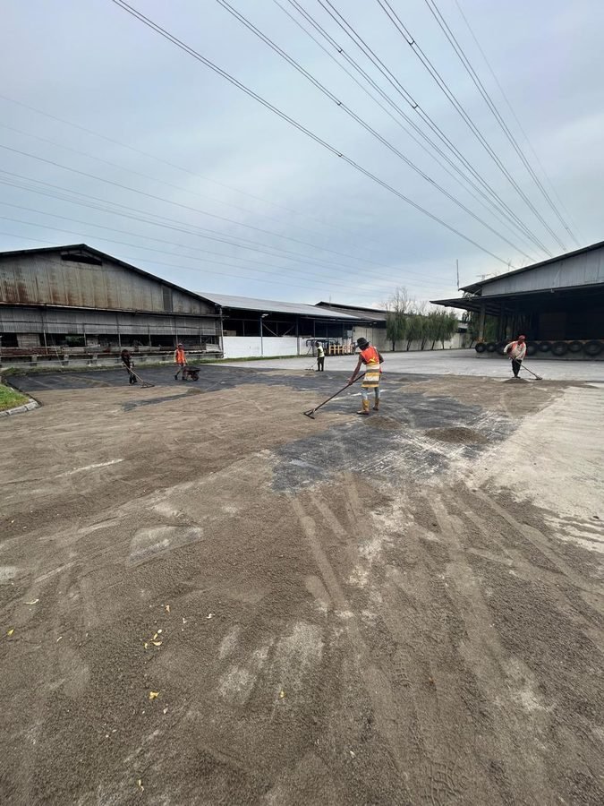 Penghamparan pasir pada pekerjaan paving